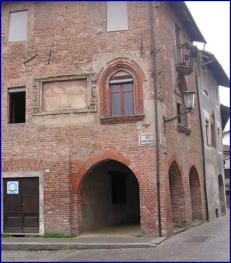 Portici in via Frichieri angolo Via M. di Pietà