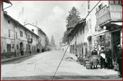 Via Salotto presa da via Umberto I°. Sulla destra, uno stradino stà sistemando l'acciotolato.