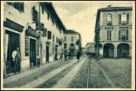 In primo piano si notano i binari del Tramway che da Torino portava a Saluzzo.